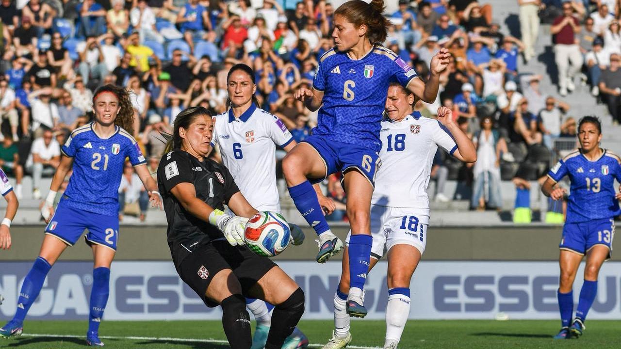 Un'azione della partita Italia-Serbia a Pisa (foto Stick)