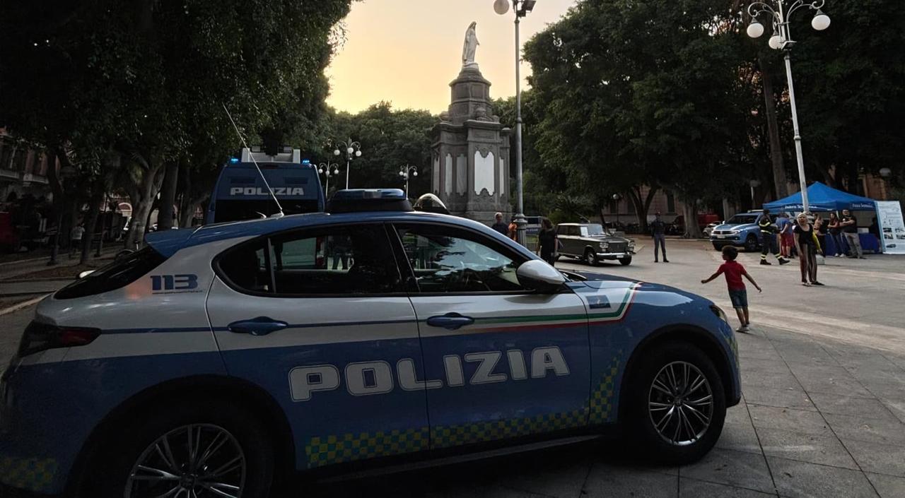 Spacciavano hascisc, marijuana e cocaina per la movida, 8 chili di droga trovati in un borsone: tre arresti – I NOMI
