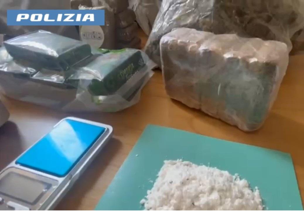 Spacciavano hascisc, marijuana e cocaina per la movida, 8 chili di droga trovati in un borsone: tre arresti – I NOMI