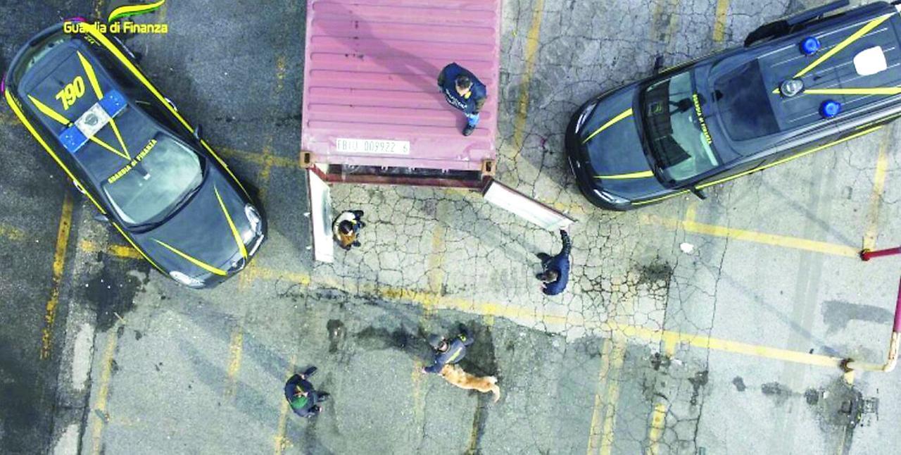 
	I controlli della guardia di finanza al porto di Livorno

