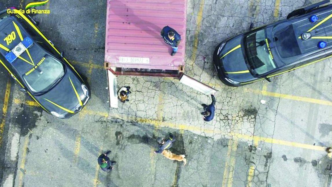 I controlli della guardia di finanza al porto di Livorno