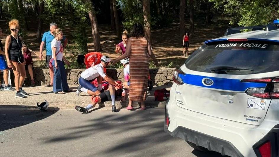 Alghero, ciclista si schianta su un’auto mentre si allena per l’Ironman: è gravemente ferito – Ecco che cosa sappiamo
