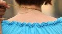 collana rapina strappano collana dal collo di una donna scippo