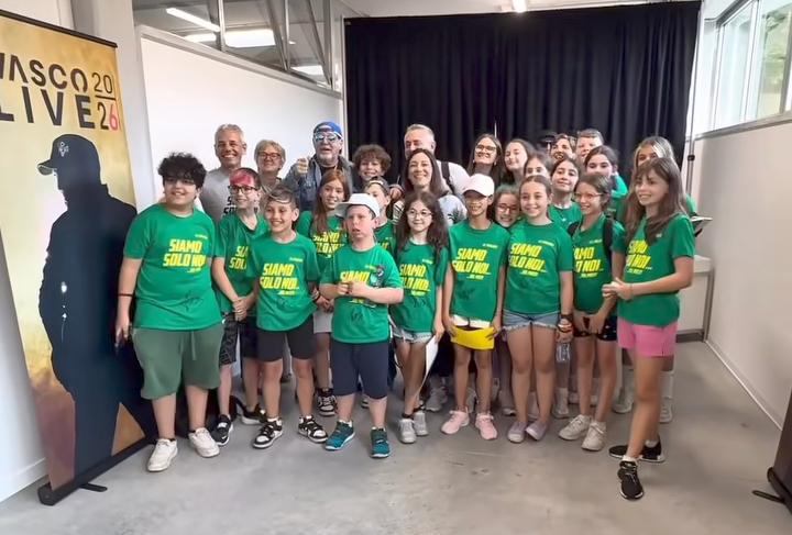 Ferrara, gli alunni cantano con Vasco: «Siamo solo noi… della scuola Mosti»
