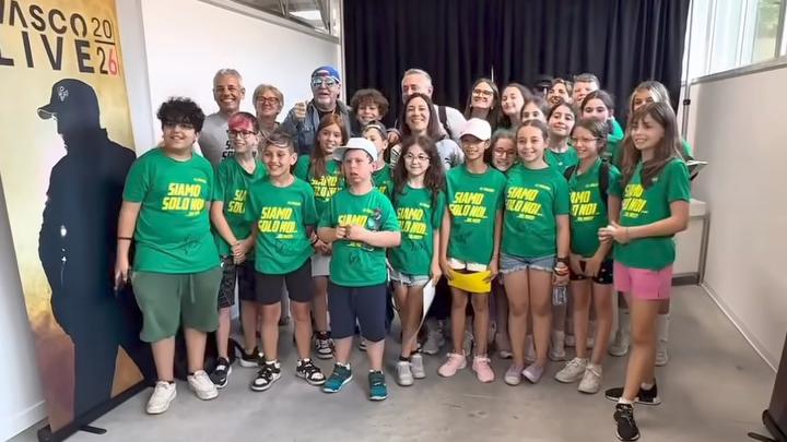 Ferrara, gli alunni cantano con Vasco: «Siamo solo noi… della scuola Mosti»
