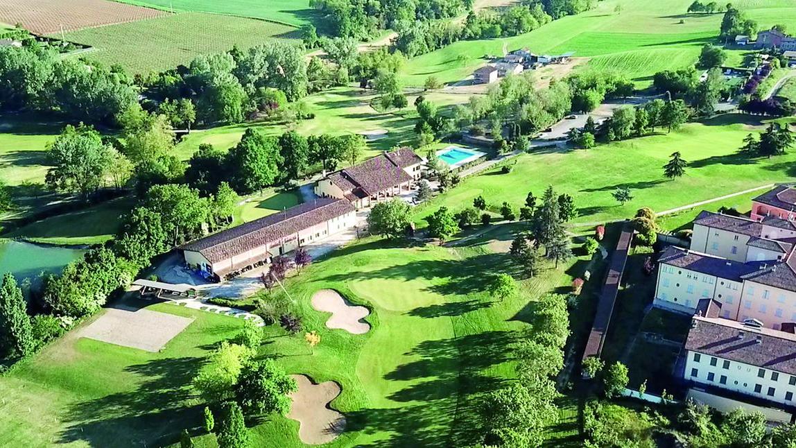 Nuova vita per le “Fonti di Matilde”: il complesso del Golf Club venduto all’asta per 1,5 milioni dopo 134 rilanci