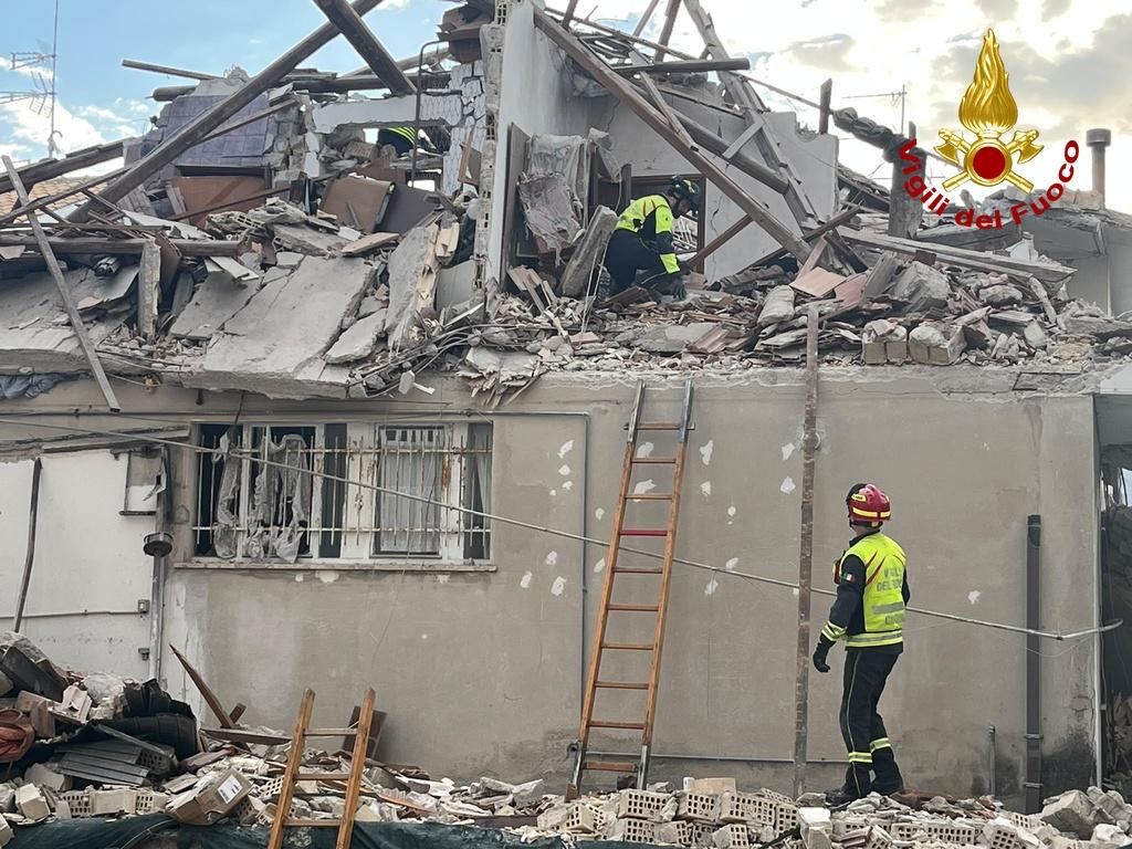 Palazzina crolla dopo l'esplosione: un morto, si cerca donna di 91 anni tra le macerie - LE FOTO