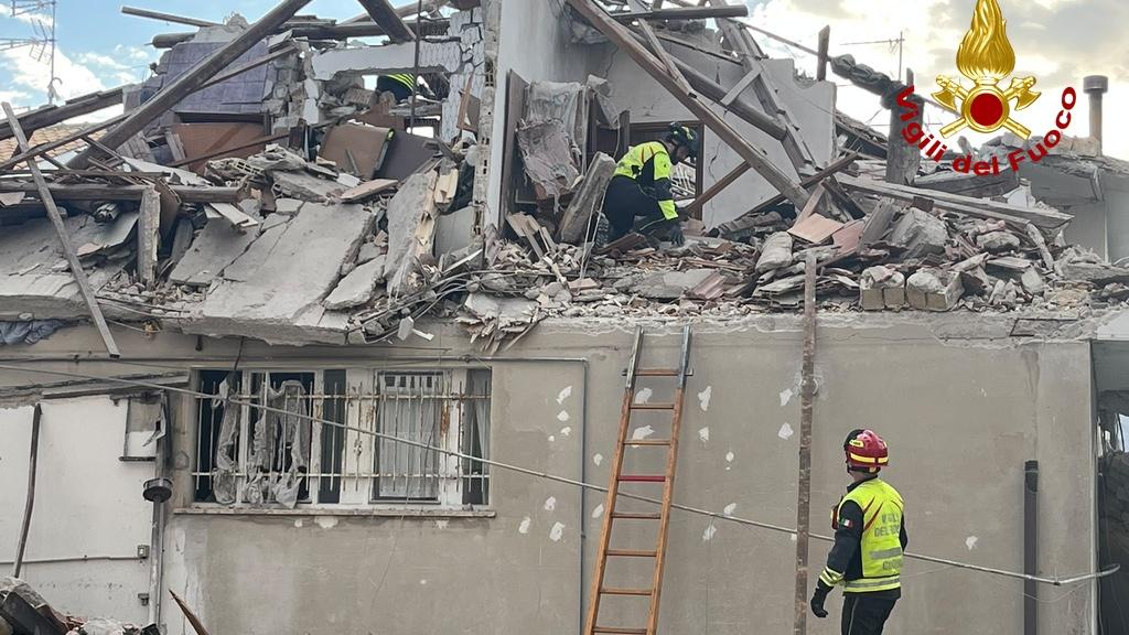 Palazzina crolla dopo l'esplosione: un morto, si cerca una donna di 91 anni tra le macerie - LE FOTO