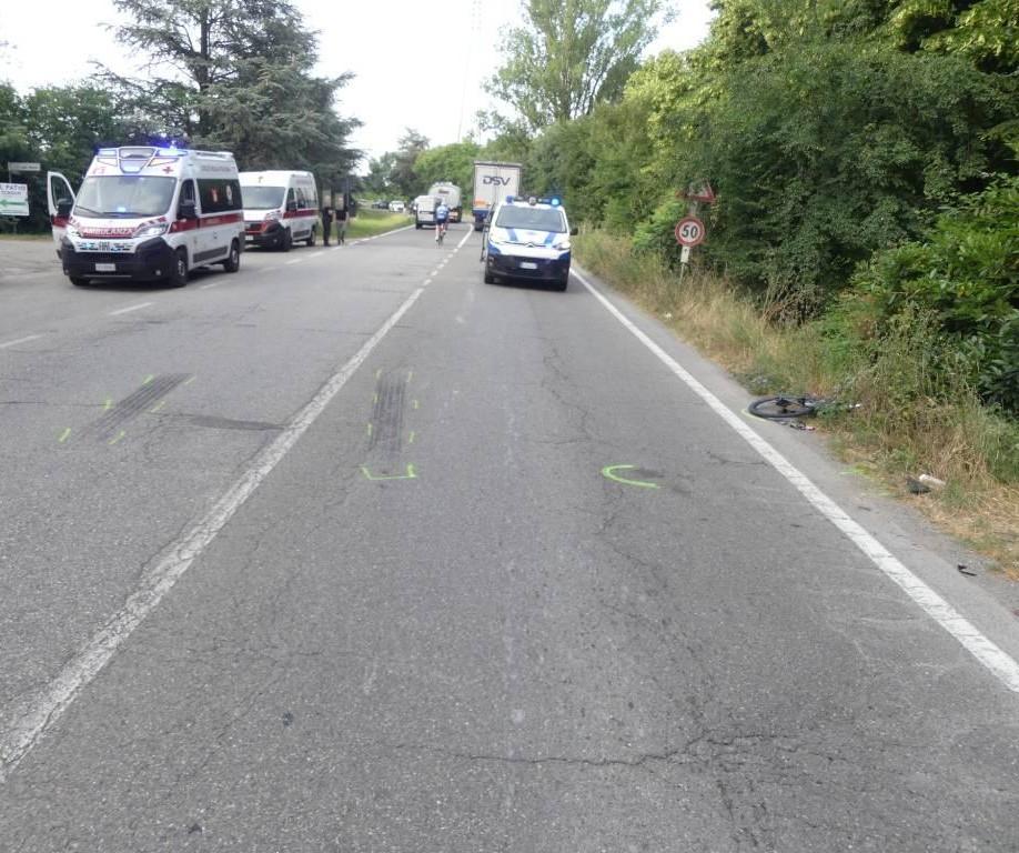 Scontro tra bici e camion a Rubiera, grave un 53enne