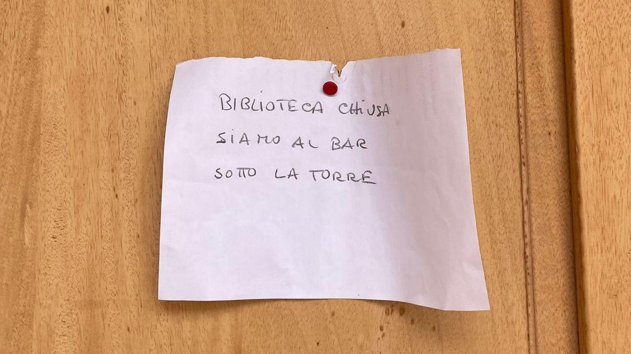 
	Il biglietto lasciato sulla porta della biblioteca Badii di Massa Marittima

