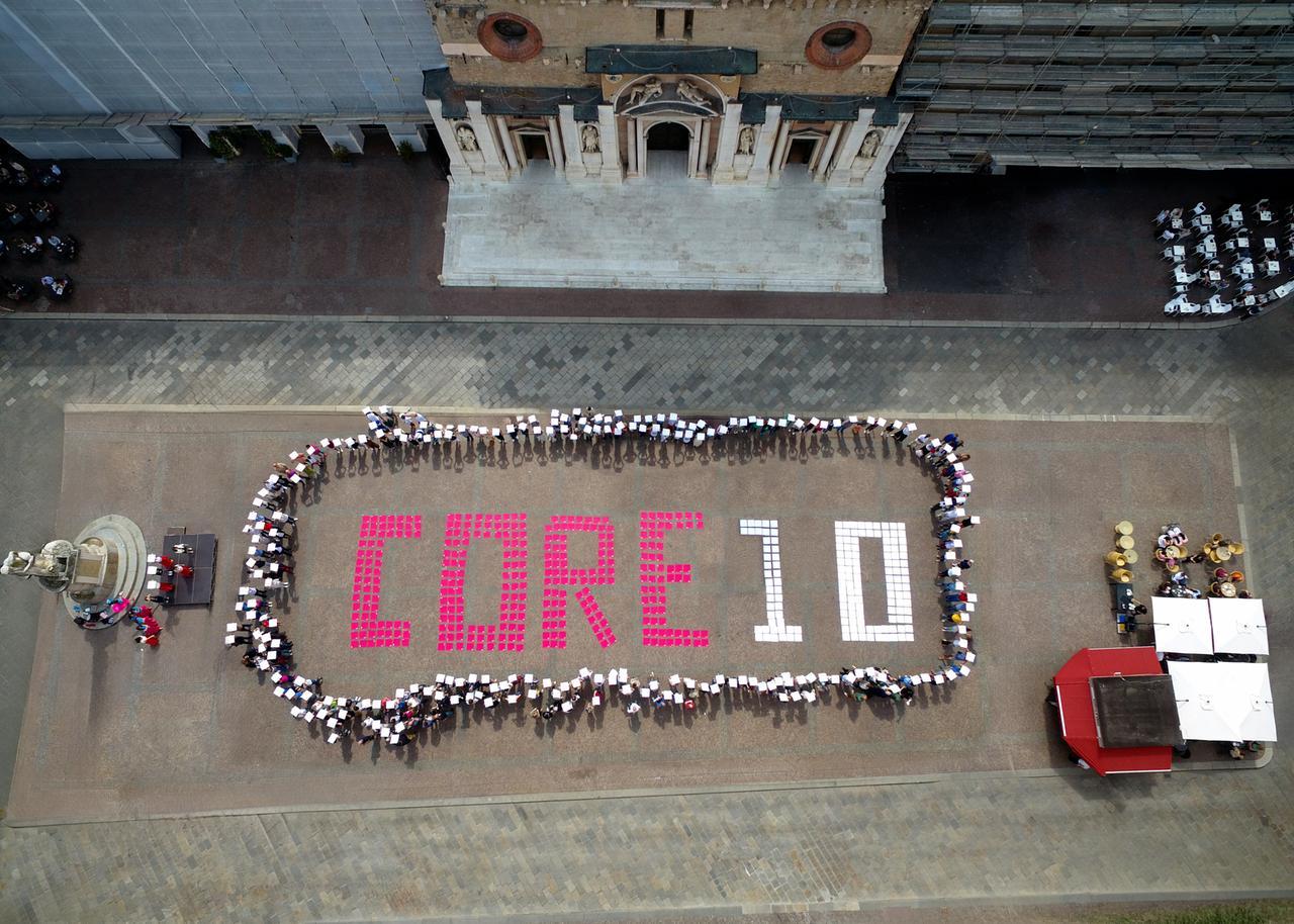 Reggio Emilia abbraccia il Core: in 400 in Piazza Prampolini per il flash mob dei 10 anni