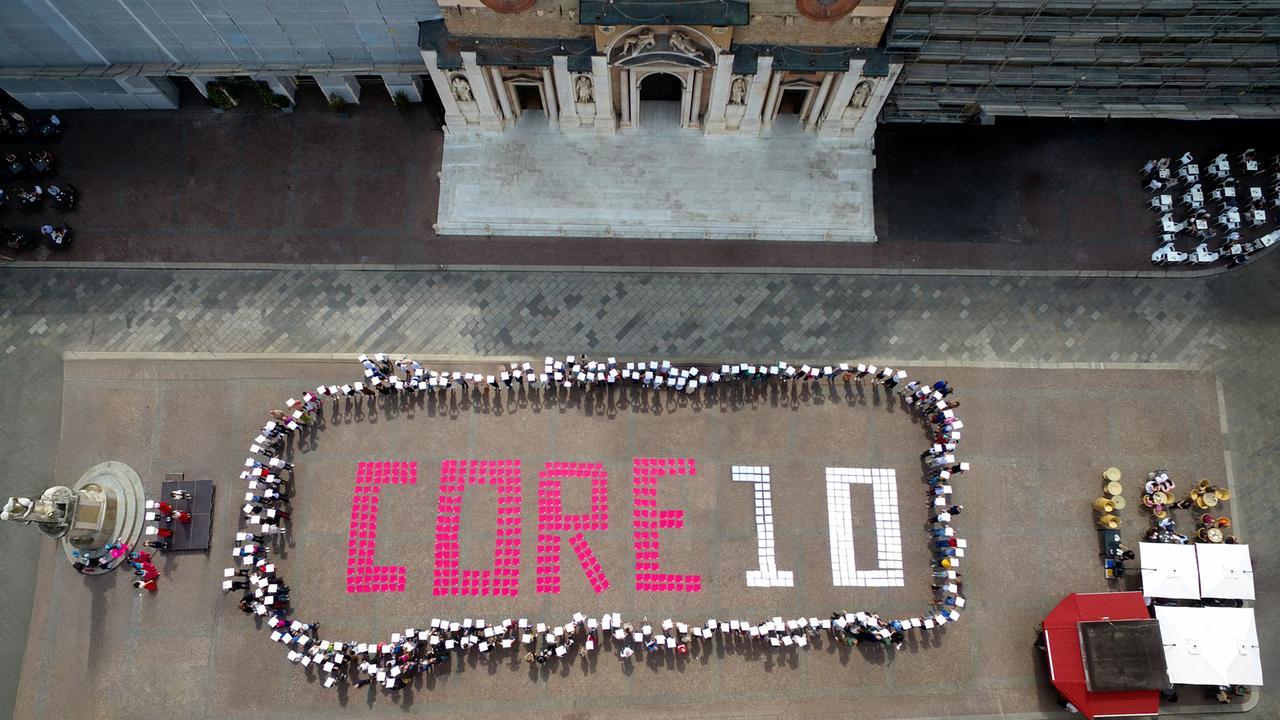 Reggio Emilia abbraccia il Core: in 400 in Piazza Prampolini per il flash mob dei 10 anni