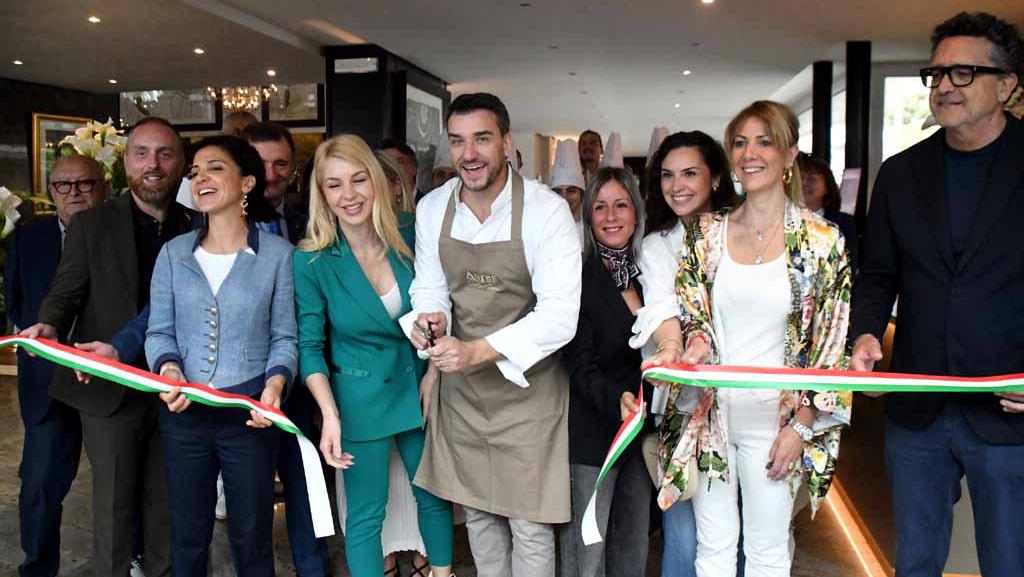 Il taglio del nastro (foto Cuffaro)