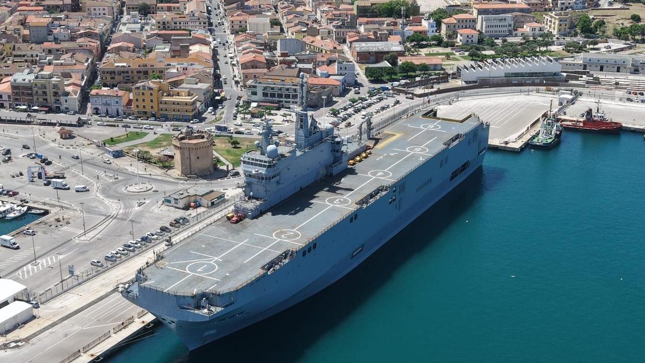 Sorpresa nel porto, davanti alla torre aragonese spunta la nave militare francese