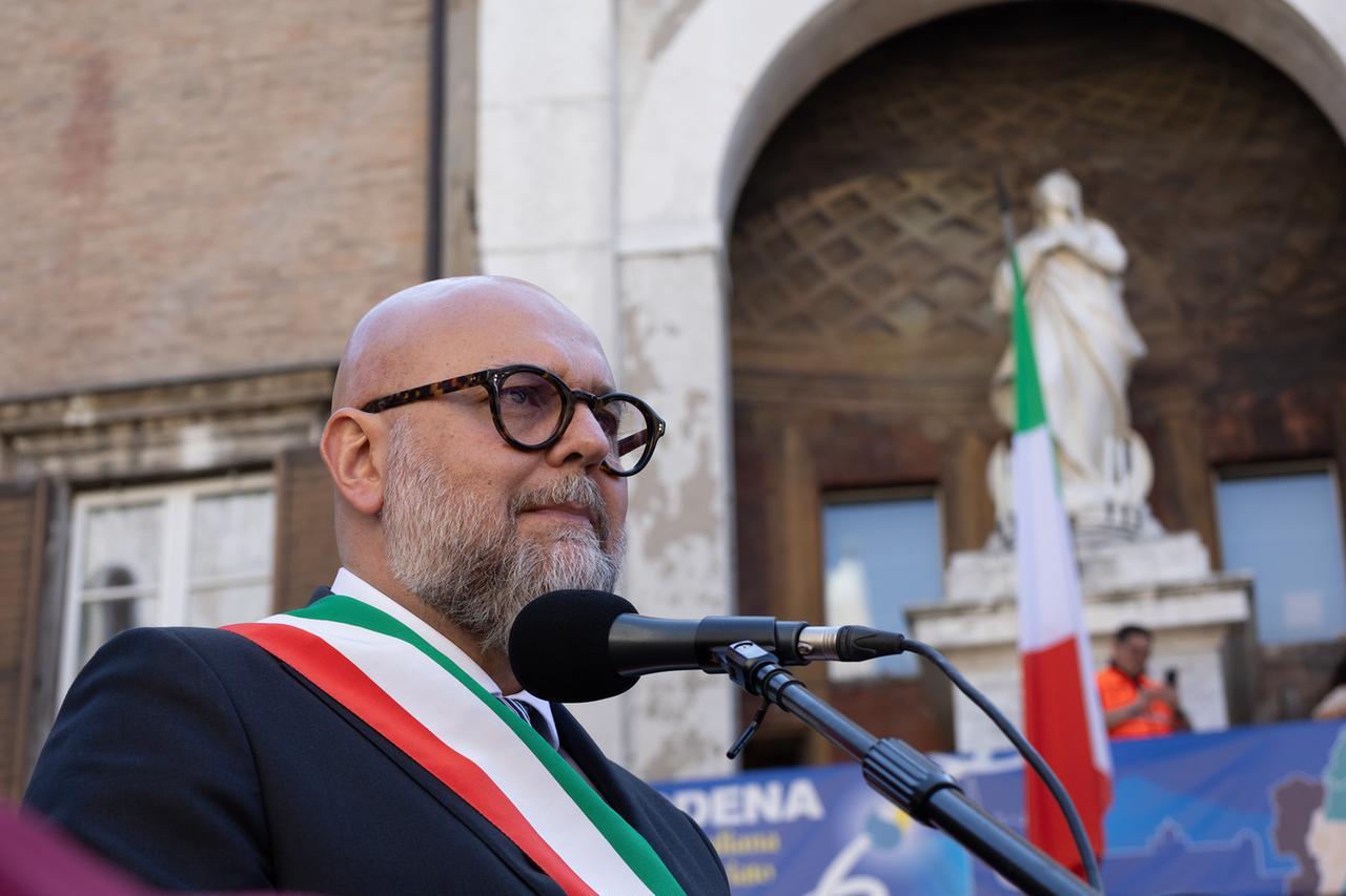 «Indagato per terrorismo col sindaco davanti ai bimbi delle scuole e coro pro-Palestina»: bufera su Mezzetti, che replica