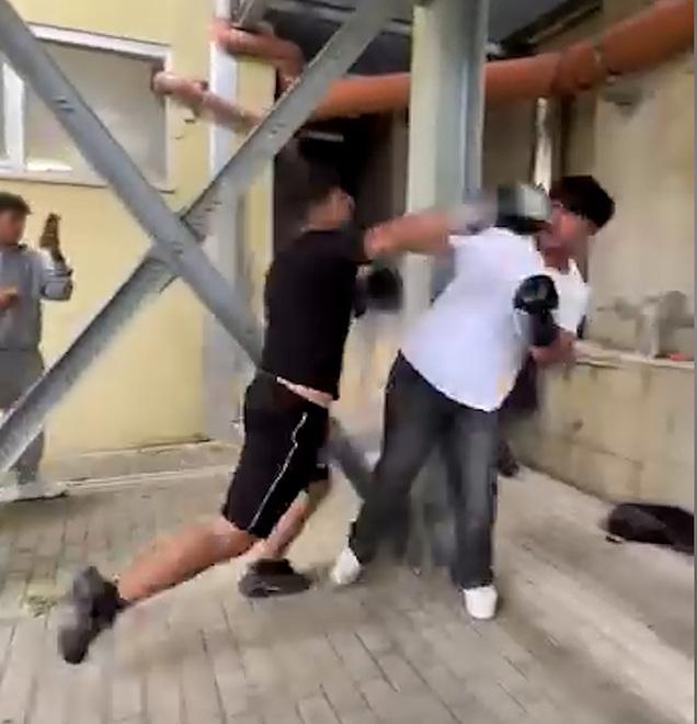 Boxe a scuola a Mirandola durante la pausa