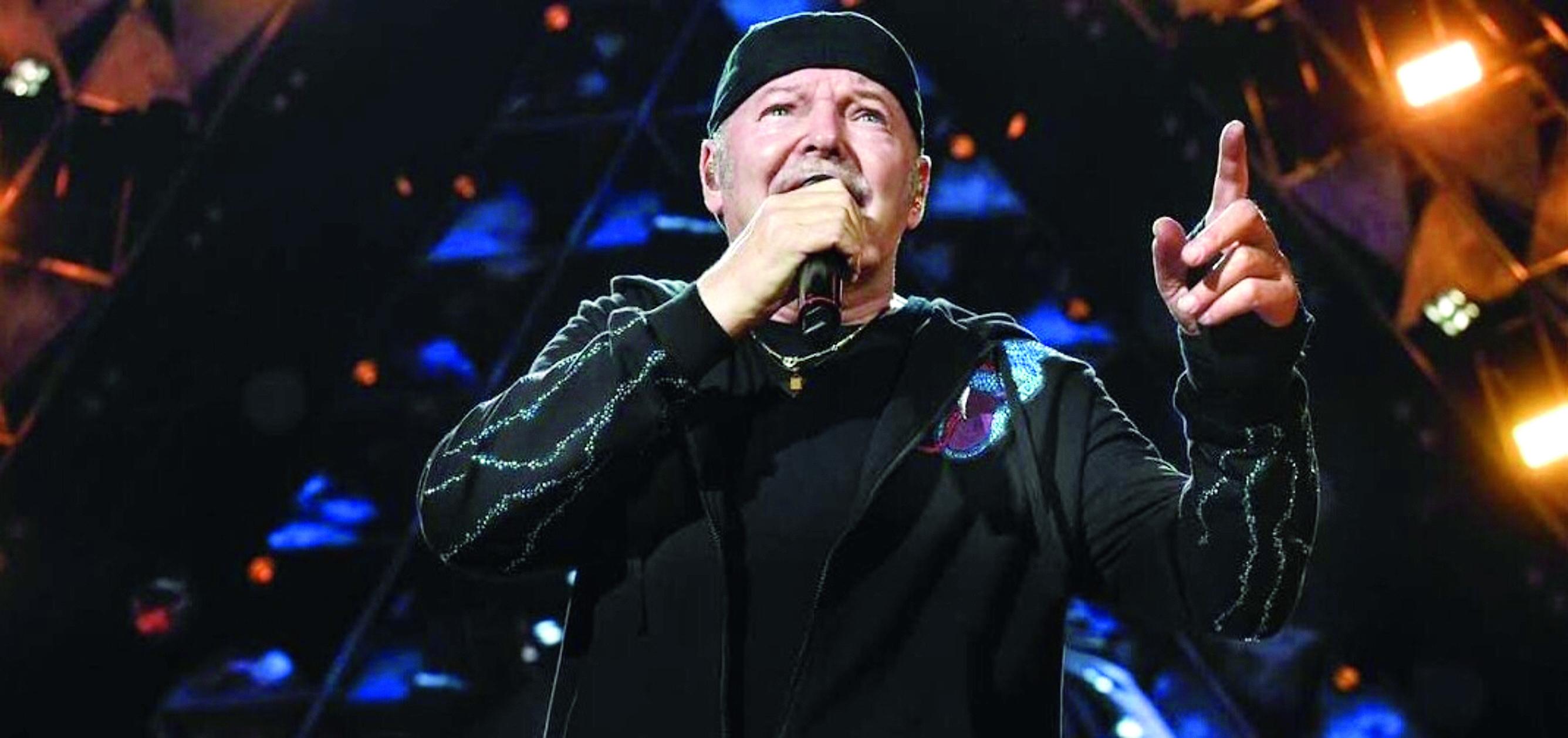 Vasco Rossi e la Sardegna, mezzo secolo di rock e ricordi: «Qui ho scritto Vita spericolata, con i sardi ho un legame autentico»