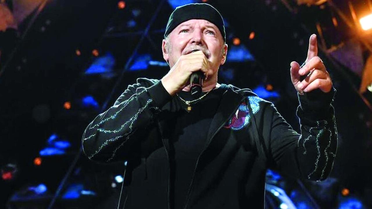 Vasco Rossi e la Sardegna, mezzo secolo di rock e ricordi: «Qui ho scritto Vita spericolata, con i sardi ho un legame autentico»