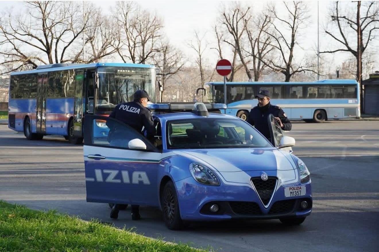 Una volante della polizia di Stato (foto d'archivio)