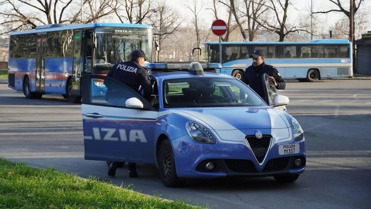Una volante della polizia di Stato (foto d'archivio)
