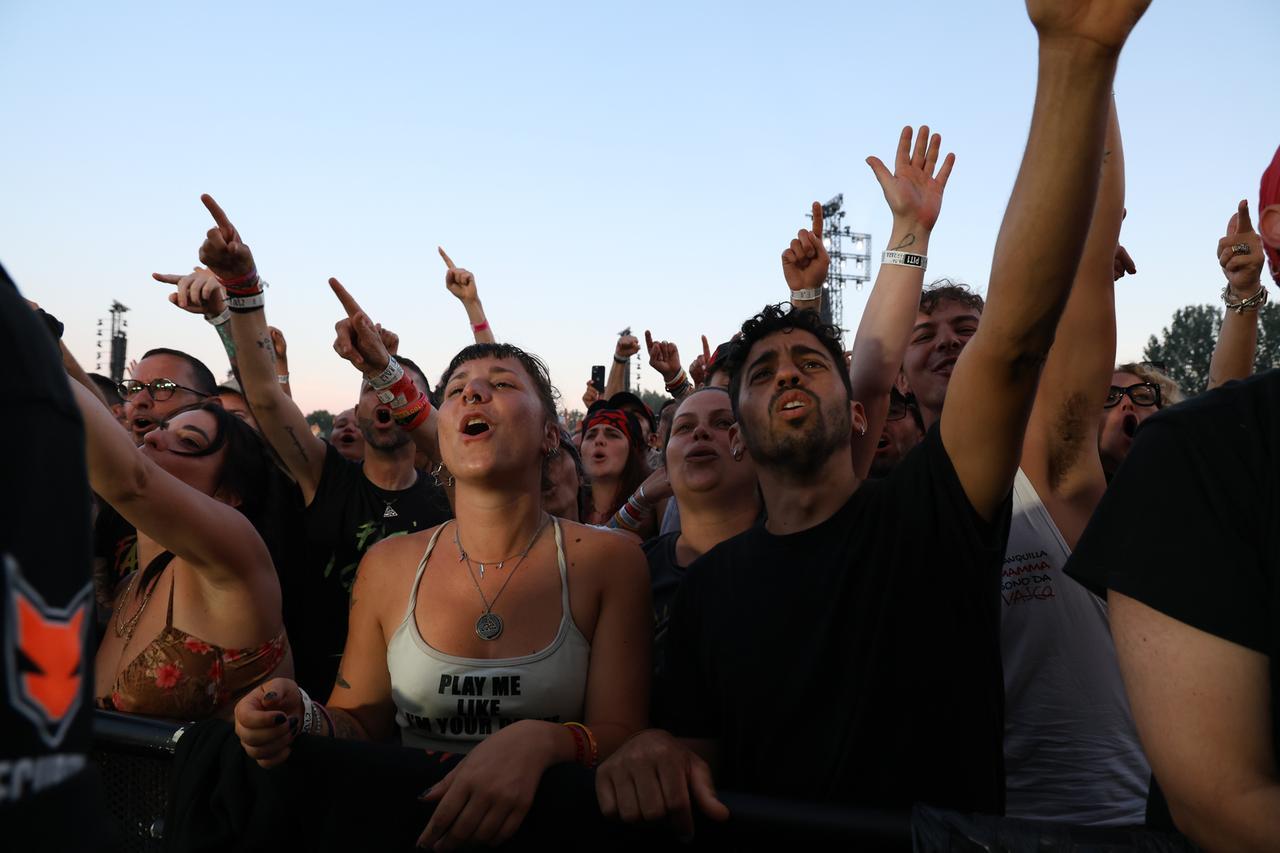Vasco a Ferrara, nel pit 1 con i fan tra storie di vita, costumi e birre