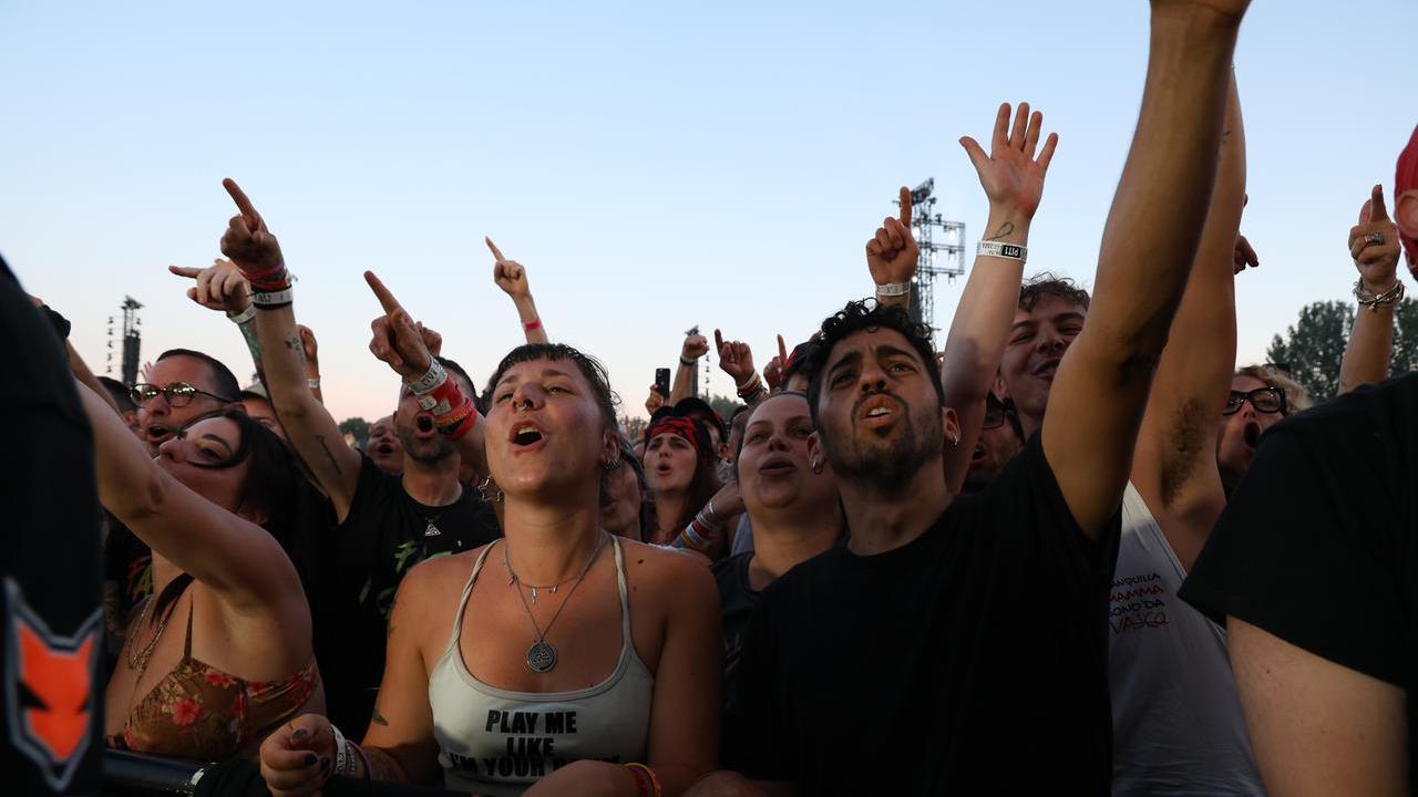 Vasco a Ferrara, nel pit 1 con i fan tra storie di vita, costumi e birre