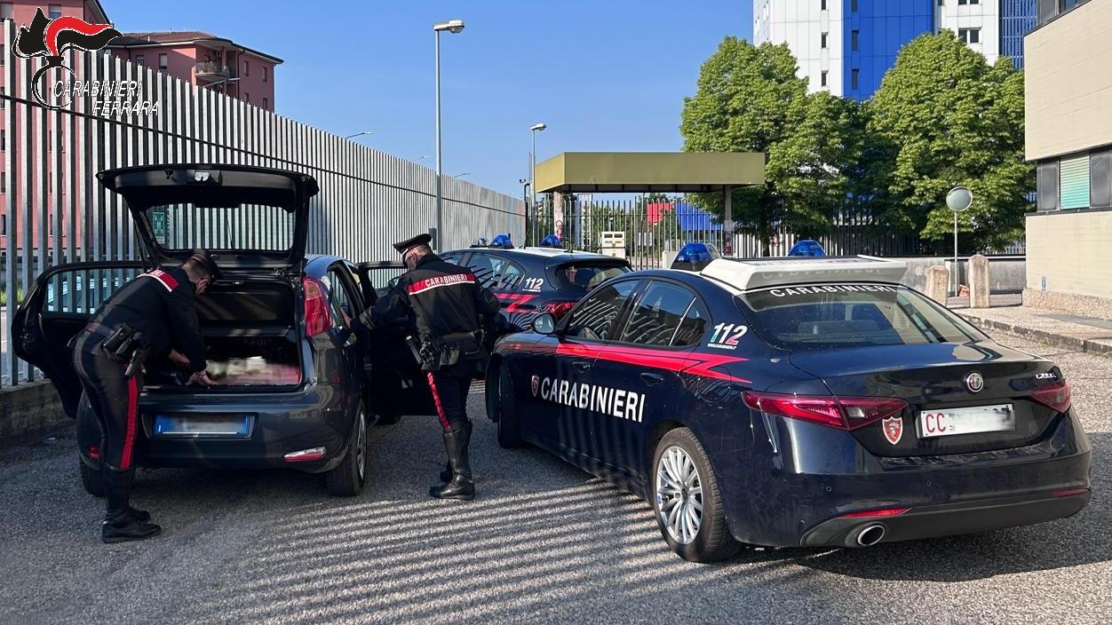 Cento, violenza e minacce alla ex: un imprenditore ai domiciliari