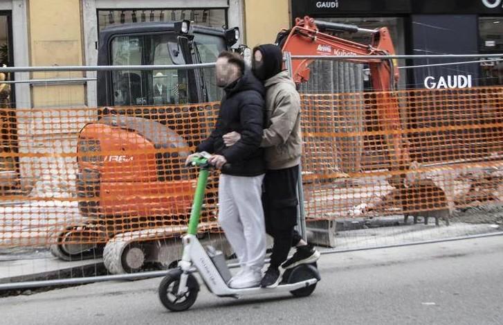 Presa la “banda del monopattino”: in carcere tre ventenni egiziani per otto colpi tra furti e rapine in centro storico