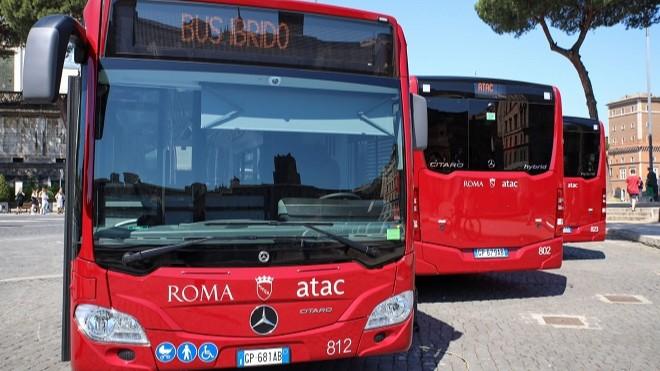 Si denuda in autobus davanti ai passeggeri- Che cosa è successo