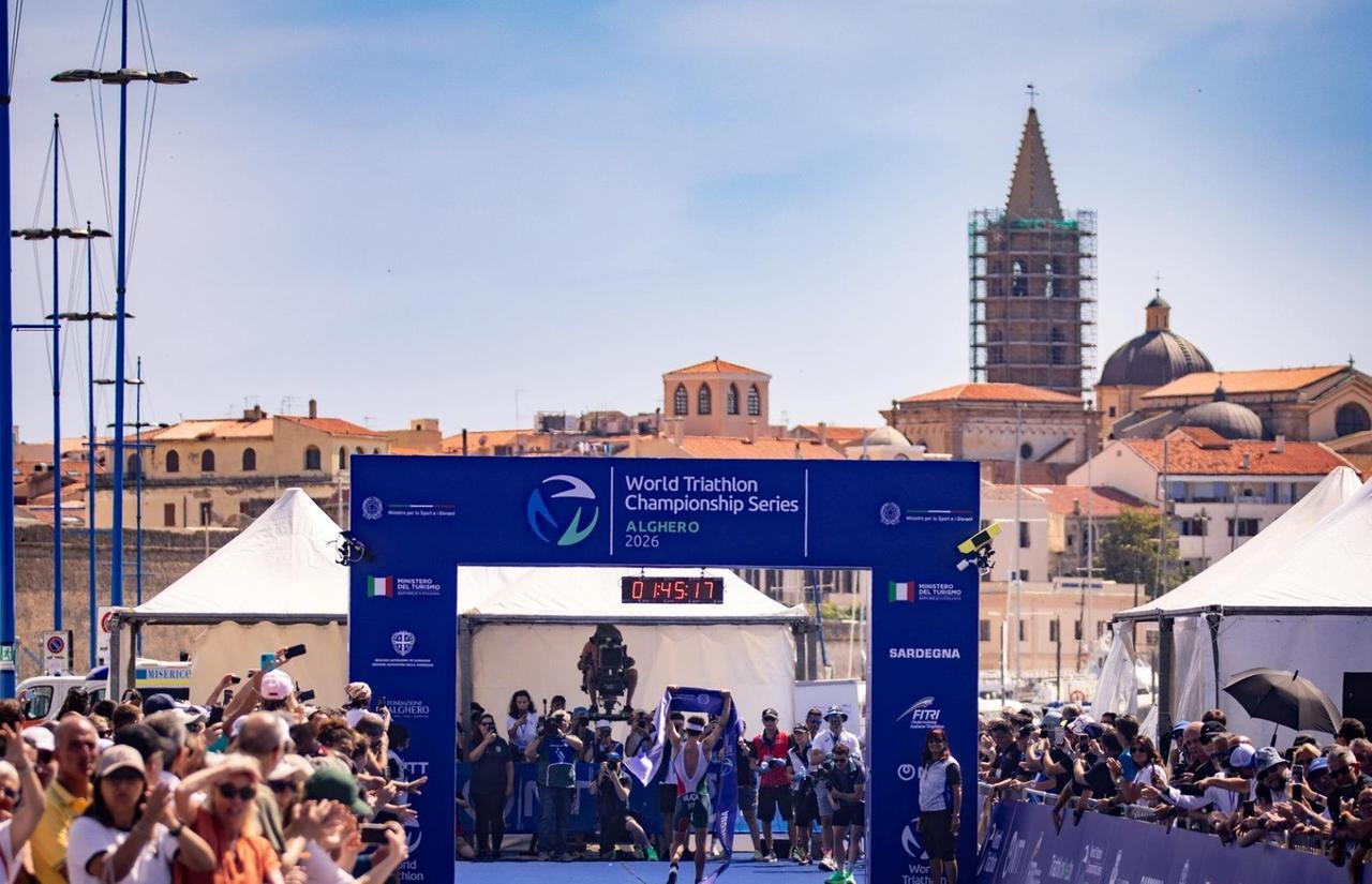 Ironman, Alghero capitale mondiale del triathlon: guarda la partenza dei 2800 atleti