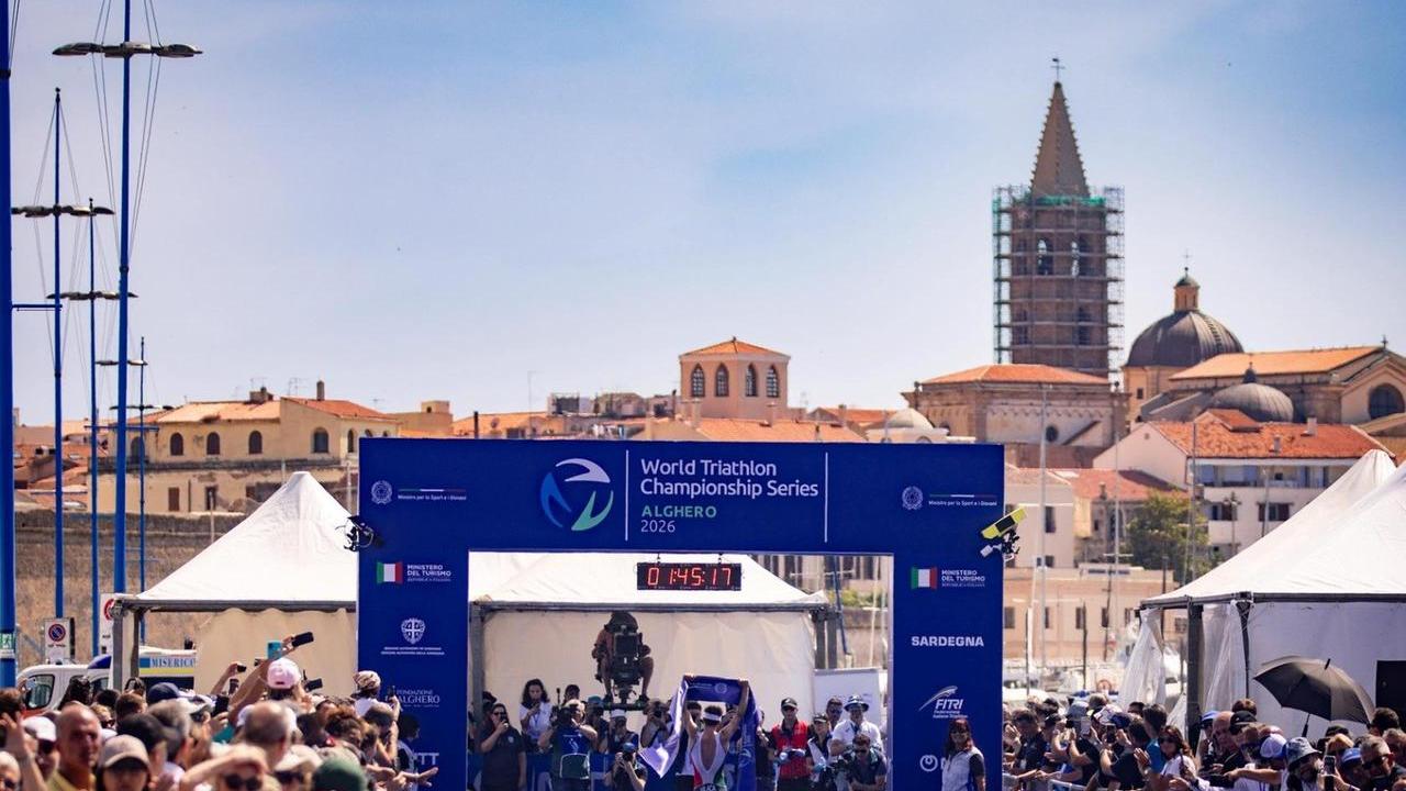 Ironman, Alghero capitale mondiale del triathlon: guarda la partenza dei 2800 atleti