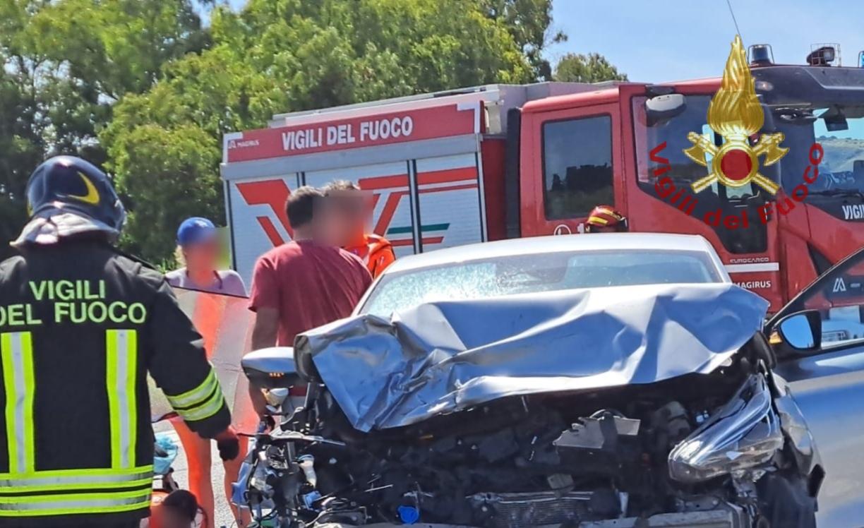 Tamponamento a catena sulla 131, il bilancio è pesantissimo: sei feriti, uno è grave