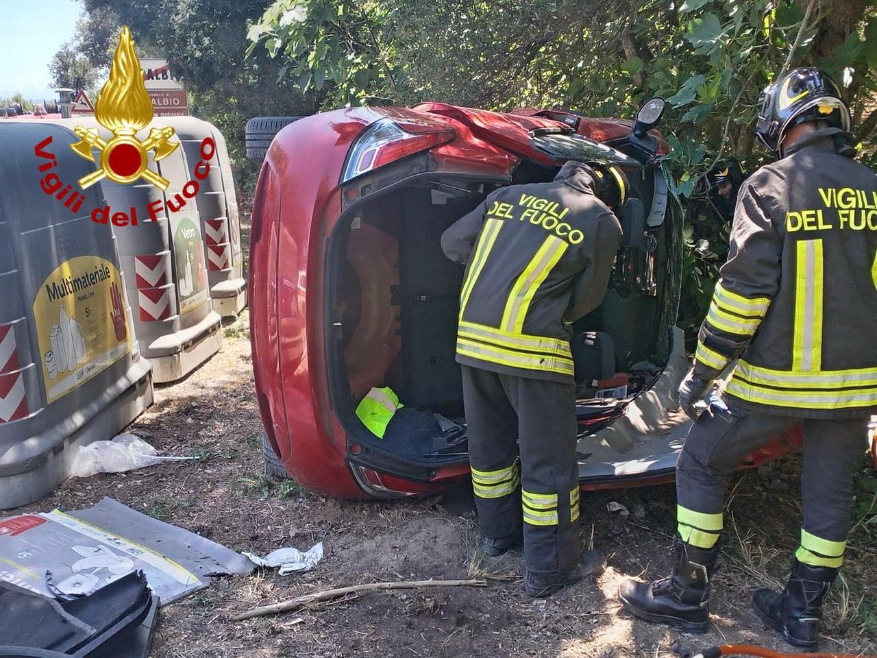 
	L'intervento dei vigili del fuoco per liberare la donna

