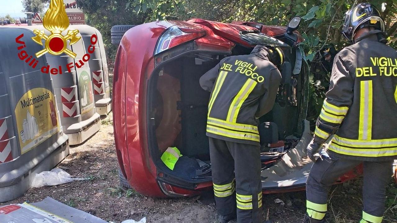 L'intervento dei vigili del fuoco per liberare la donna