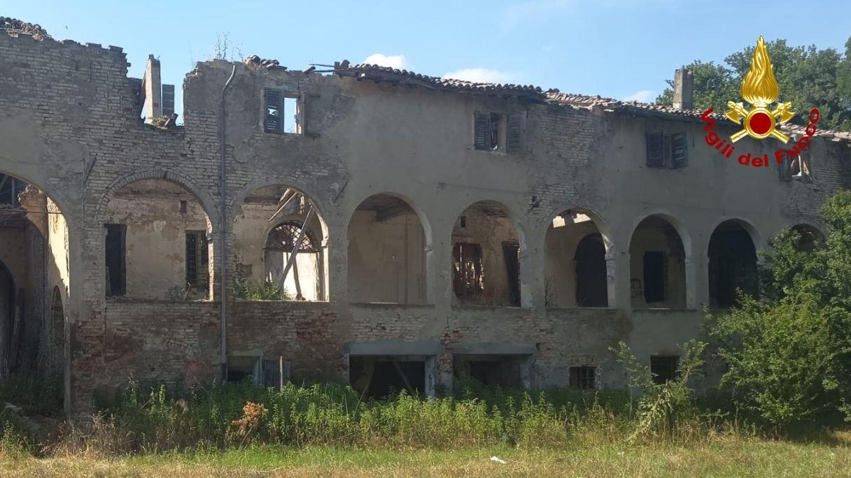 Un gruppo di ragazzini entra in un casolare diroccato per giocare, ma cede un pavimento: 13enne ferito, soccorso in elicottero