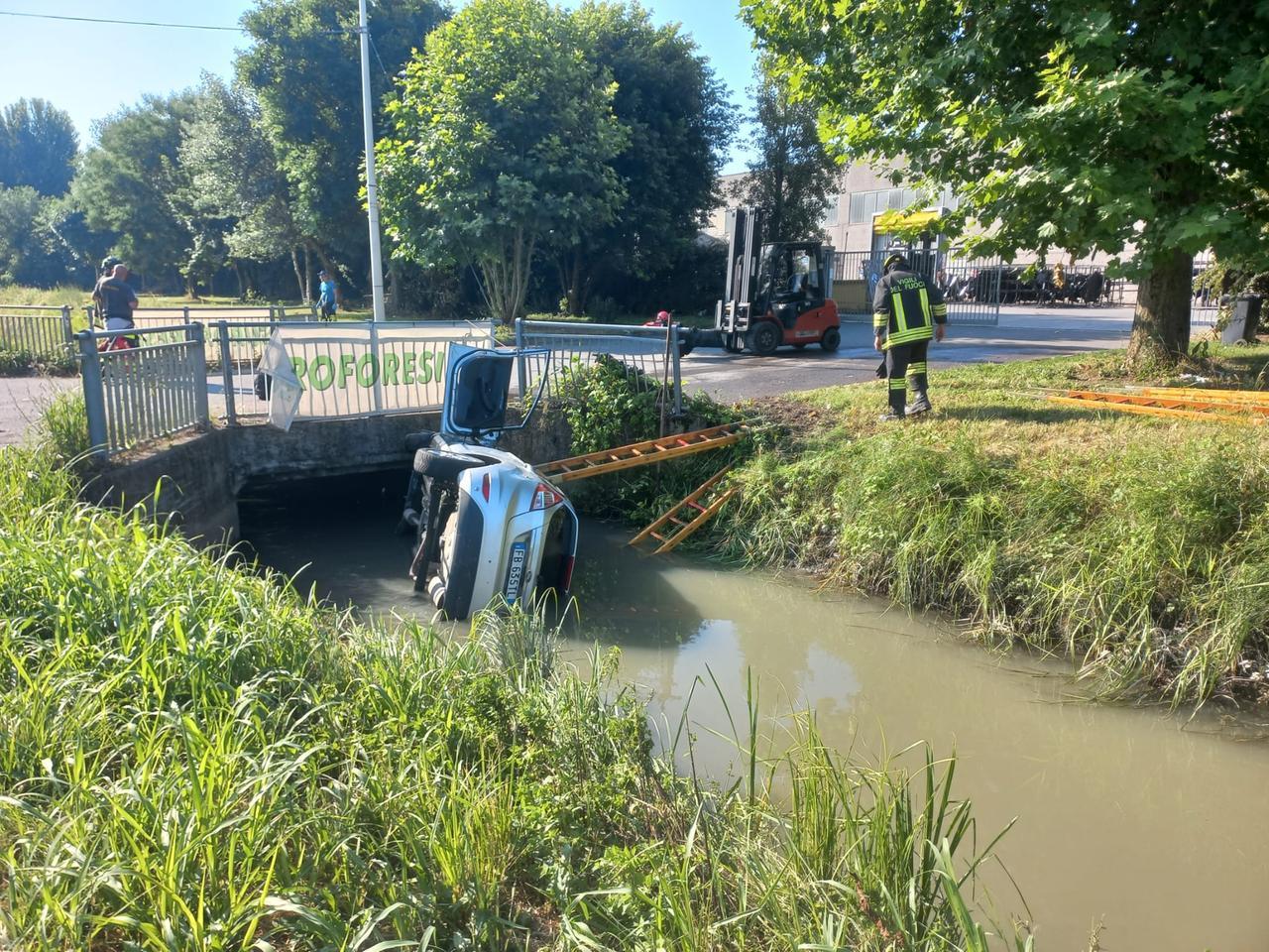 Perde il controllo dell’auto e finisce nel canale: ferito 25enne