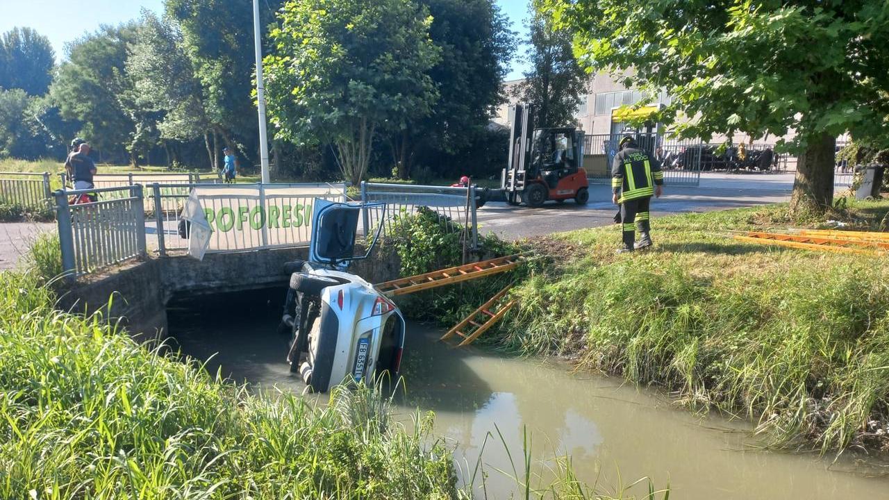 Perde il controllo dell’auto e finisce nel canale: ferito 25enne