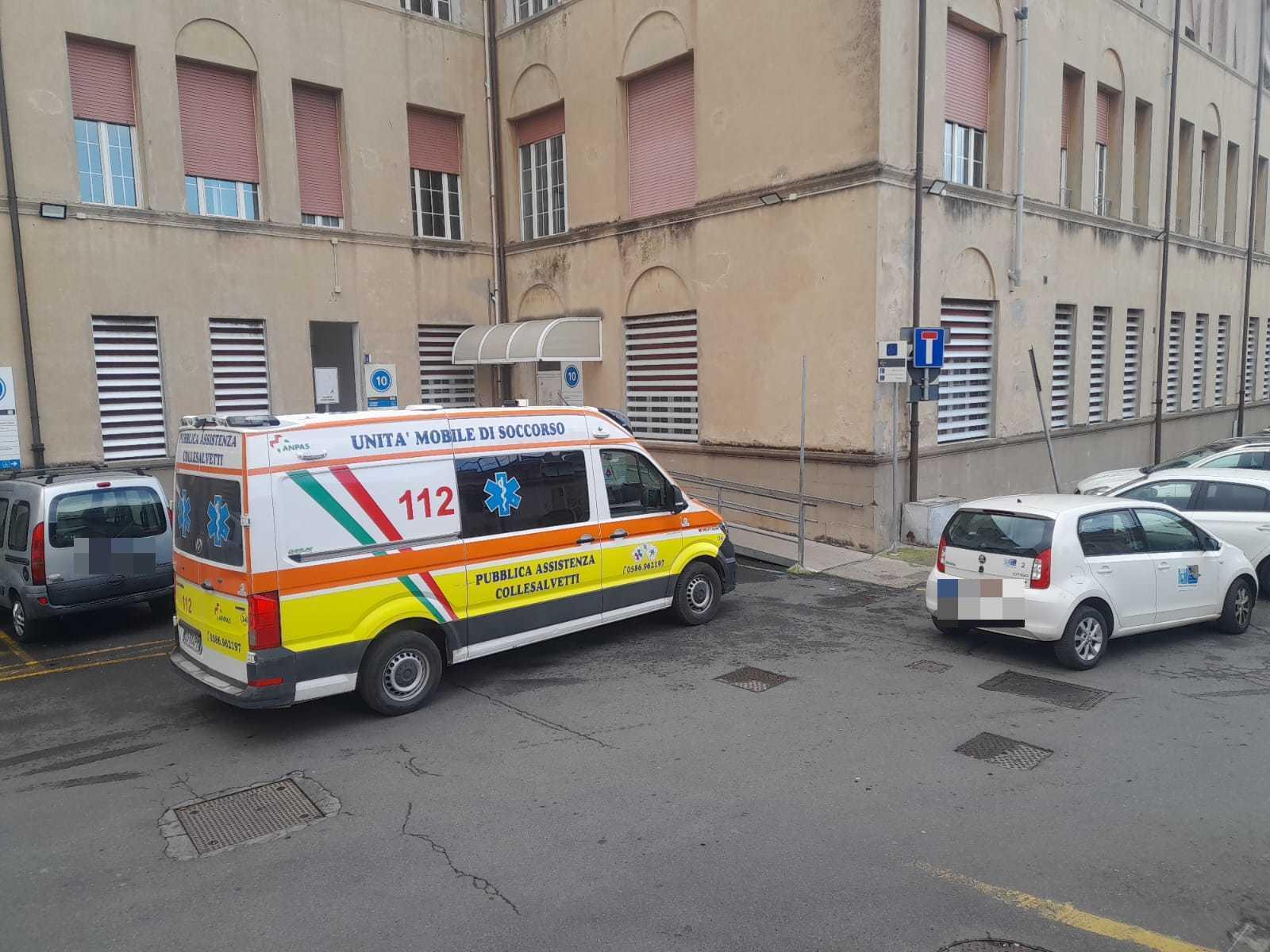 Un'ambulanza della Pubblica assistenza di Collesalvetti fuori dal pronto soccorso (foto d'archivio)