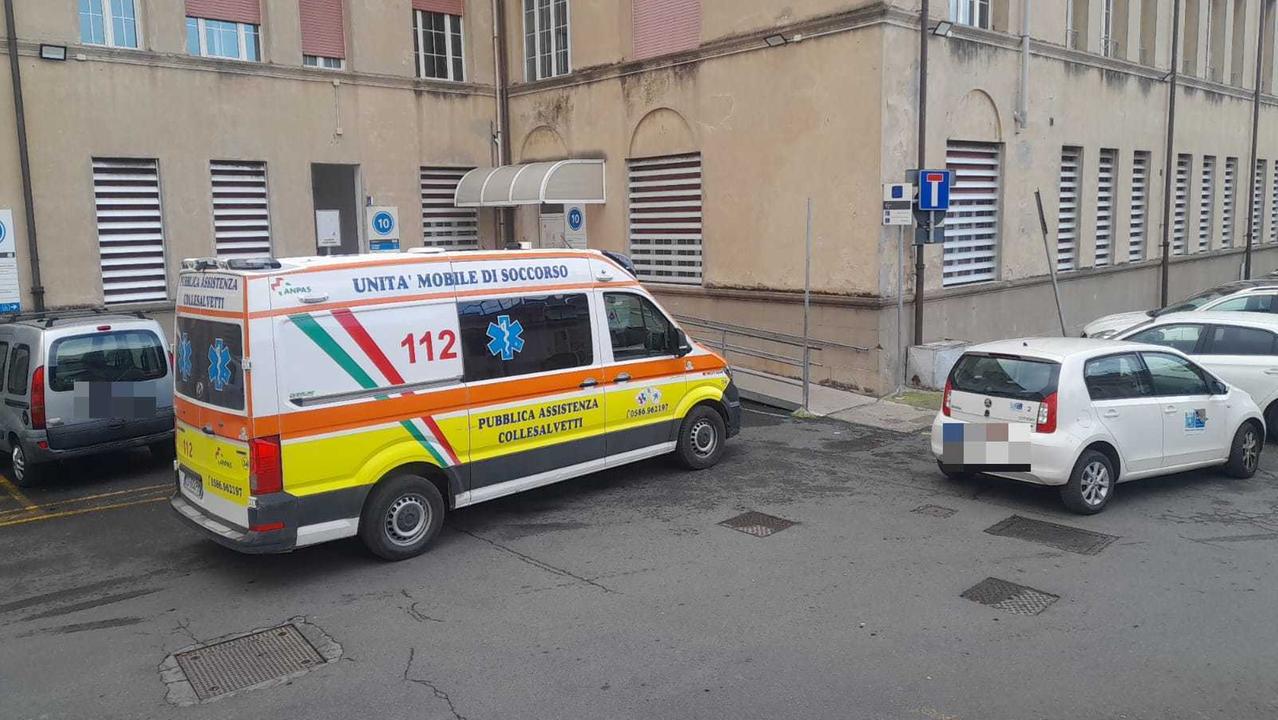 Un'ambulanza della Pubblica assistenza di Collesalvetti fuori dal pronto soccorso (foto d'archivio)
