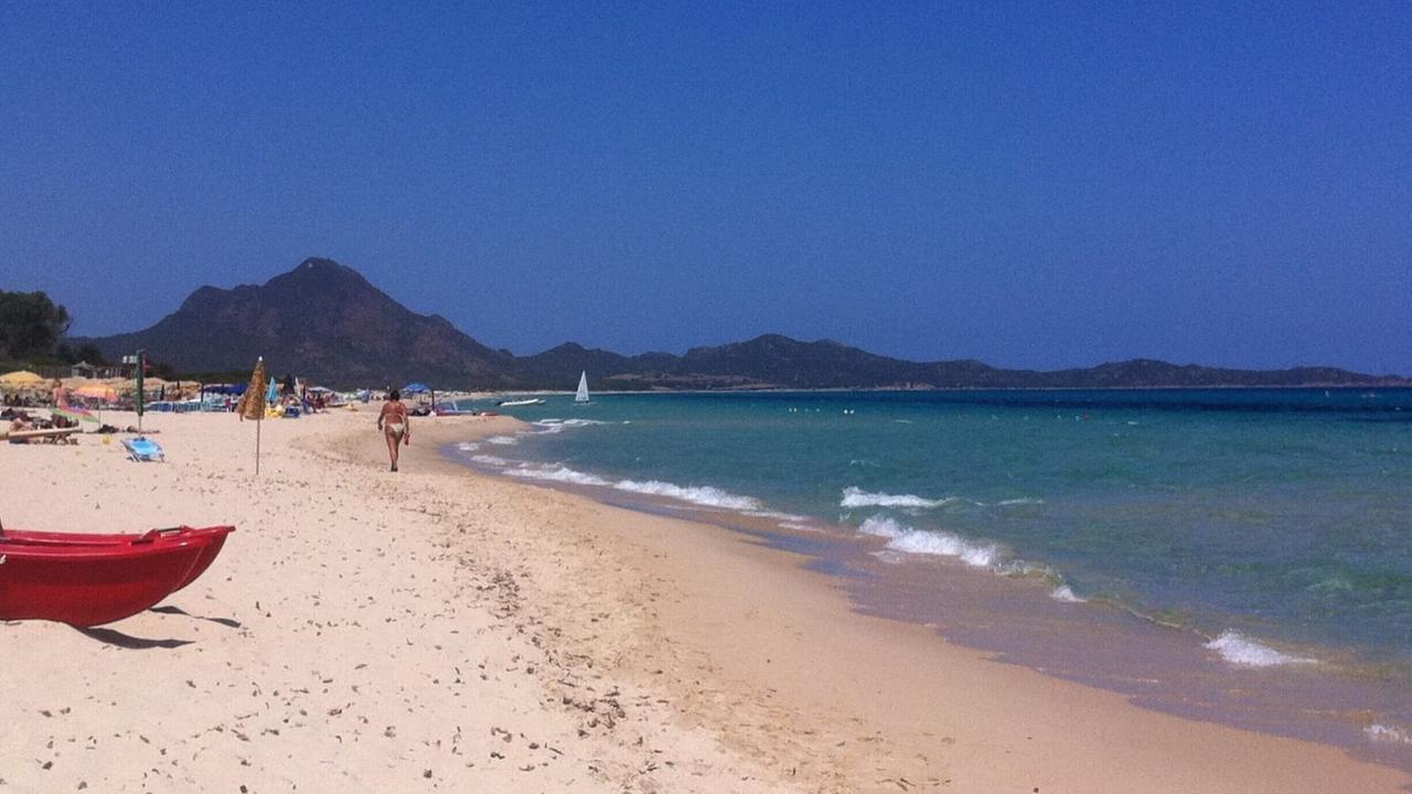Tragedia in spiaggia, imprenditore si accascia e muore sotto gli occhi dei bagnanti