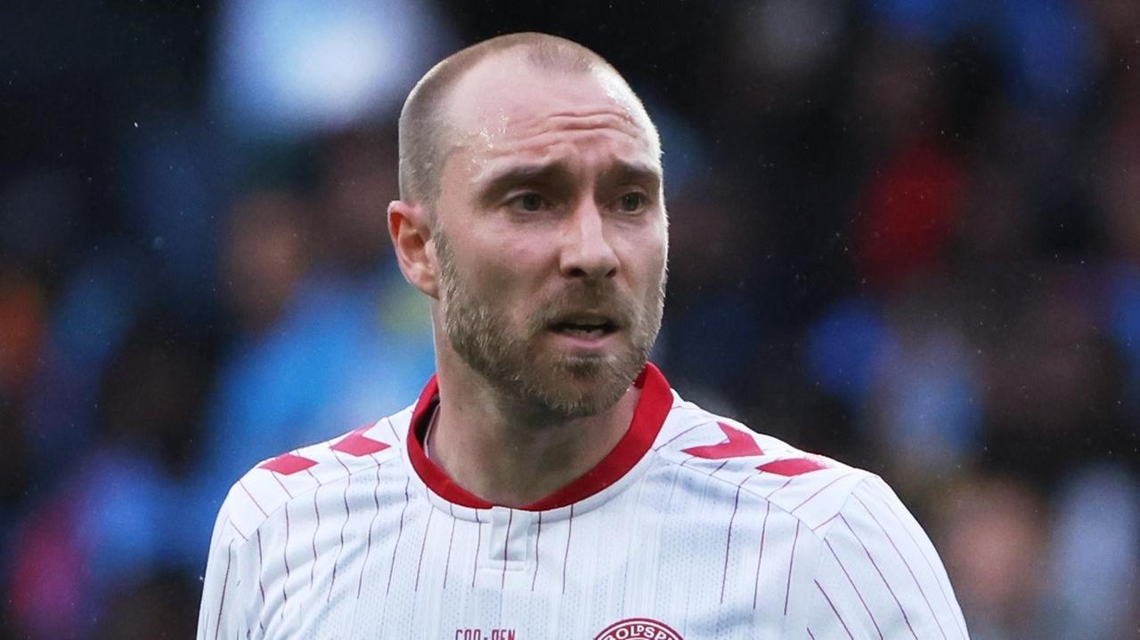 Eriksen si tocca il petto e collassa in campo, sospesa Danimarca – Ucraina: cosa è successo – IL VIDEO