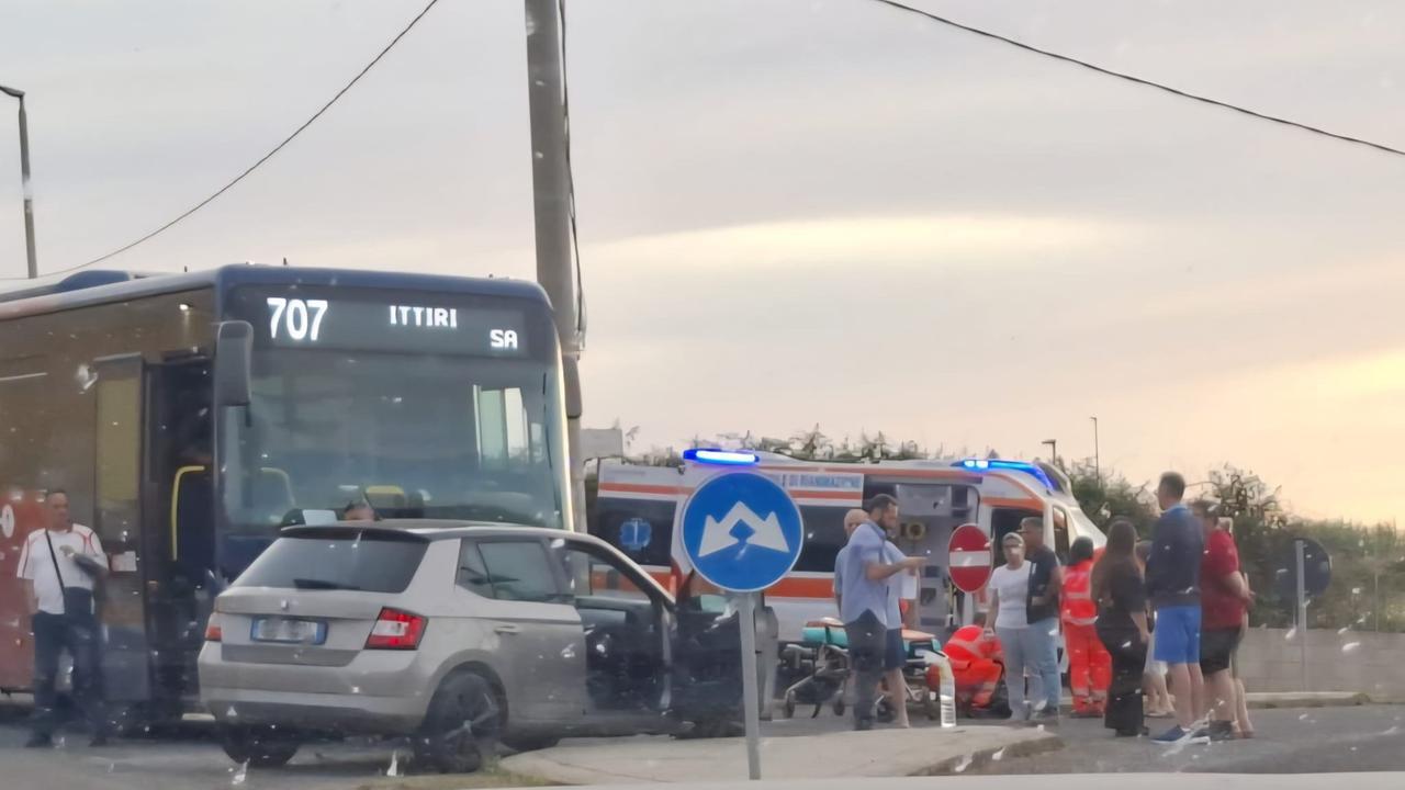 Violento schianto tra un’auto e un autobus dell’Arst, marito e moglie in ospedale