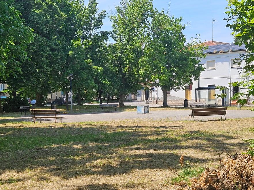 Pontelagoscuro, piazzetta Cavallini “assediata” da alcol e degrado