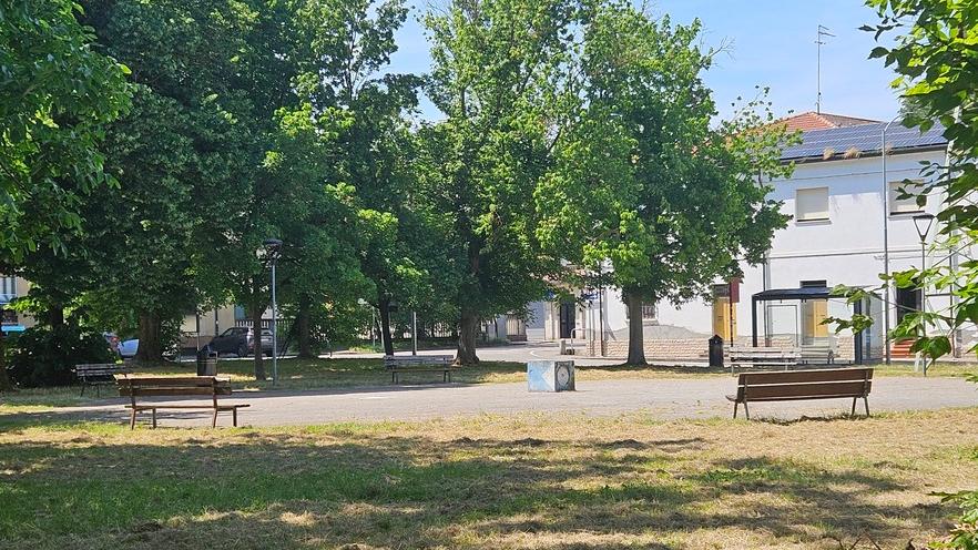 Pontelagoscuro, piazzetta Cavallini “assediata” da alcol e degrado