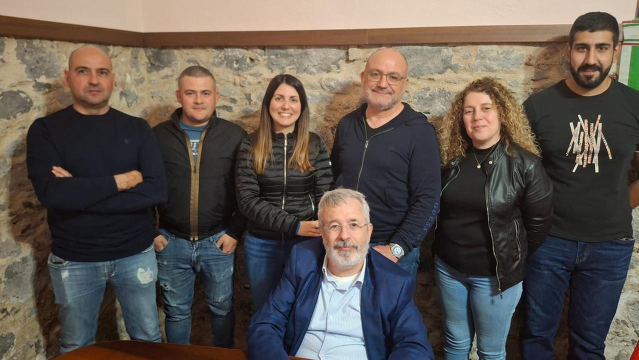 Domenico
Gallus (in primo piano) con alcuni candidati della sua lista di Paulilatino