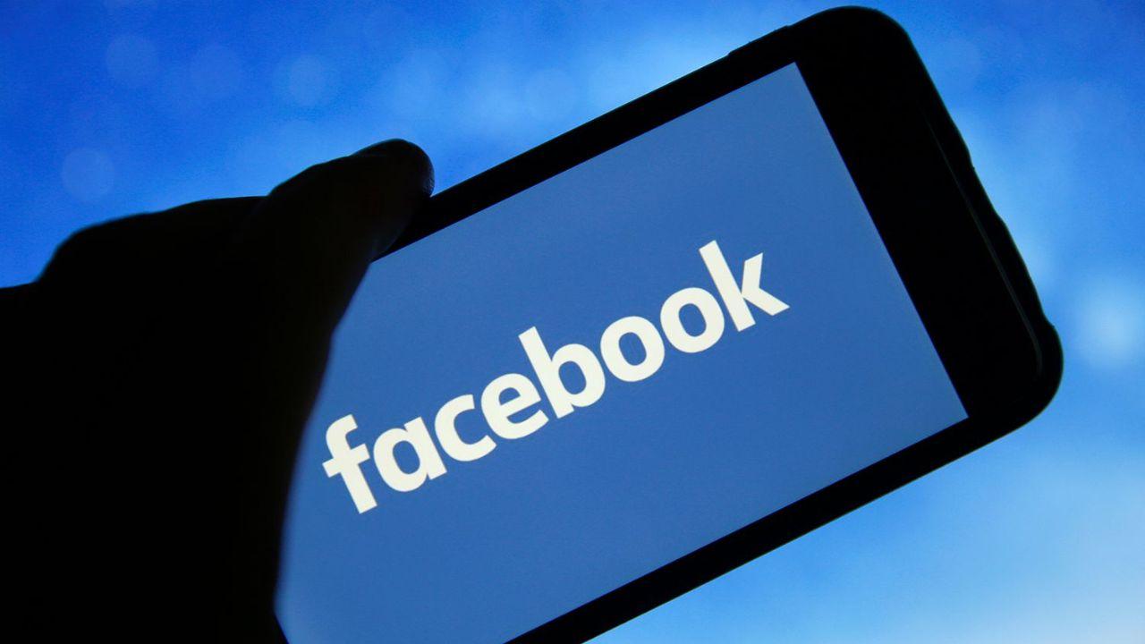 Facebook sta per diventare a pagamento in Italia: come usarlo ancora gratis e i vantaggi per chi si abbona
