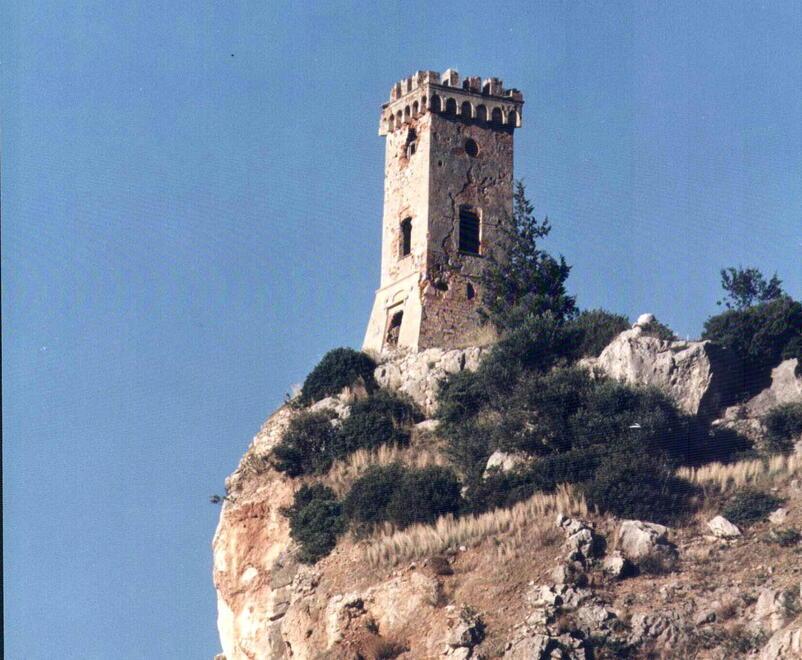 Si “lanciano” dalla torretta di Caprona e poi si danno alla fuga 
