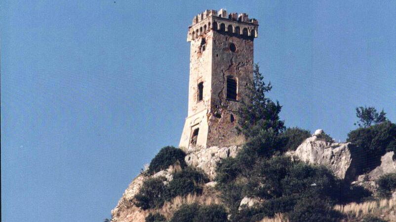 Si “lanciano” dalla torretta di Caprona e poi si danno alla fuga<br>