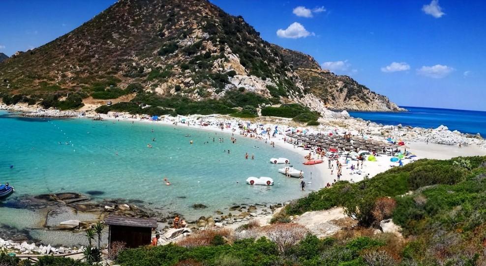 Il paradiso di Punta Molentis in fiamme, per l’estate 2026 tassa d’ingresso e nuovi divieti per tutelare la spiaggia – Tutti i dettagli
