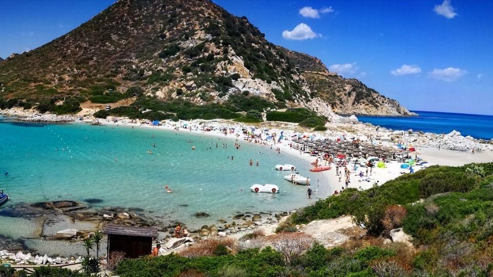 Il paradiso di Punta Molentis in fiamme, per l’estate 2026 tassa d’ingresso e nuovi divieti per tutelare la spiaggia – Tutti i dettagli